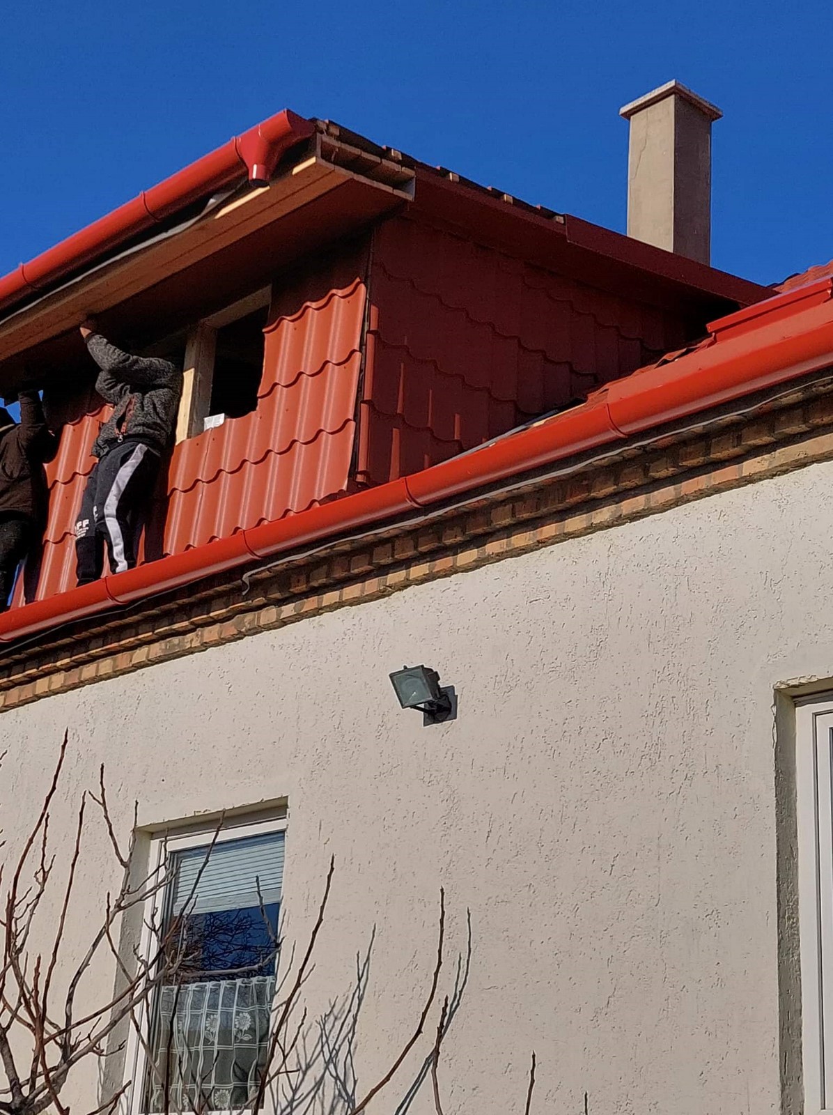 Teljes lemezfedés és ereszrendszer